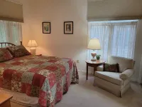 Top of Mountain 2 Br Condo, Short Walk to Scenic Overlooks of the Mtns. in Fall