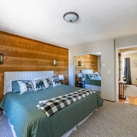 Beautiful, 6-bedroom mountain home with hot tub, deck and fire pit!