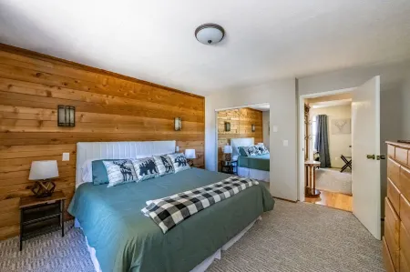 Beautiful, 6-bedroom mountain home with hot tub, deck and fire pit!