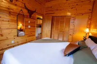 Cozy cabin for 2, private hot tub, King size bed!