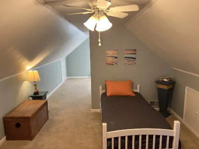 Perfect for the whole family, 1 mile to the beach, firepit & spacious kitchen!