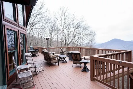 "View on a Whim” Luxury Cabin with Breathtaking Views, Theatre, Hot Tubs, Hiking
