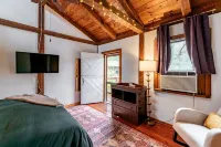 Happy Farm with Views & Hot Tub! Hotels near Drumheller's Orchard