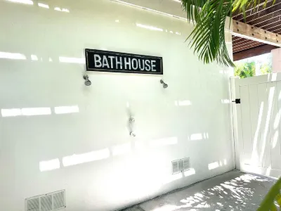 Bean Point North End Private Home. Large Heated Pool. Steps to Beach.