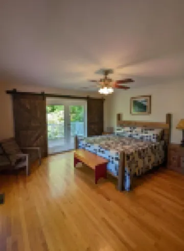 Bear Creek-Mountain views, decks that surround, and 3 creeks to discover!