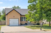 Serene Retreat Near Fort Campbell and Casino -  Family and Pet Friendly Hotels near Billy Dunlop Park