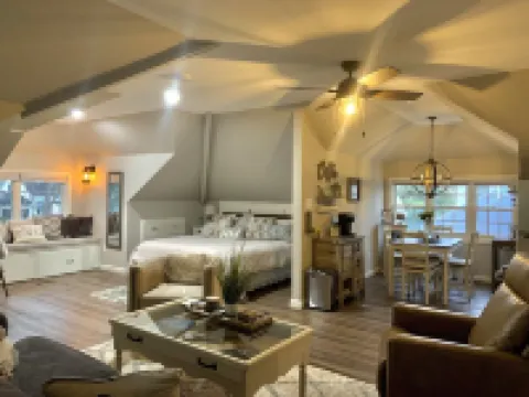 Beautiful Private Spacious Suite Downtown Franklin