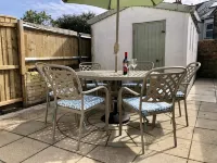 Short stroll to Quay, shops and restaurants