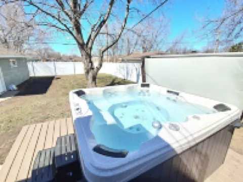 Hot Tub, 5 Minutes to Airport, Mall of America, Games, Family fun! Hotels in Richfield