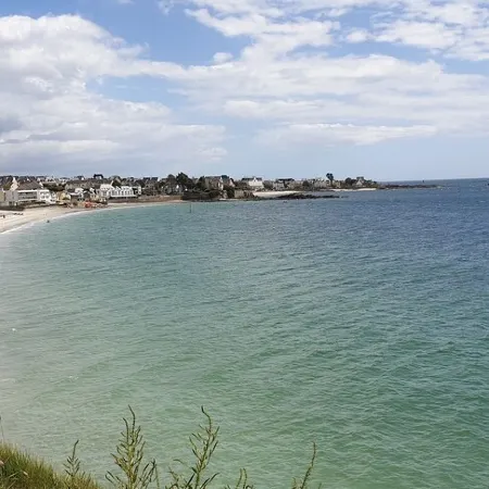 Superb sea view for this apartment in the center of Concarneau with parking.