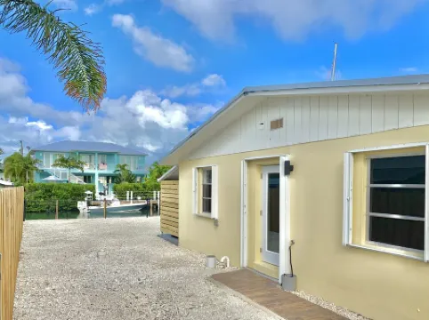 Waterfront Bliss: Stylish Canal-Front Retreat , Spacious Yard