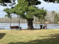 EAGLE LODGE - River Retreat - amazing views of the East Fork of the Chippewa Rvr