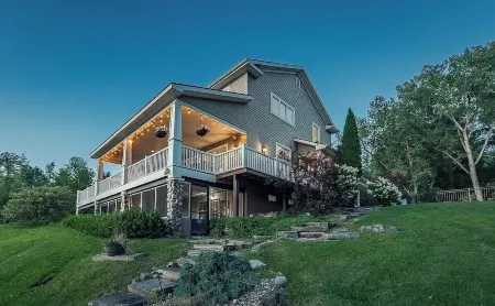 Jockey Lake House: Spacious Retreat With Game Room Near Race Track