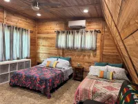 Comfy cabin at edge of 180 acre nature park w/pool, pickleball & volleyball
