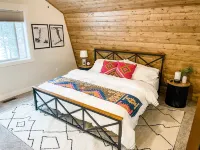 Luxury Cabin near National Parks w/ Hot Tub & Lake