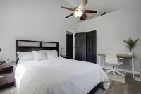 Lakefront Oasis w/ 2 fire pits, game room & kayaks 폭스 레이크 호텔