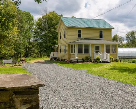 1900’s farmhouse with old country charm.  Six miles to Lake Wallenpaupack 萊克酒店