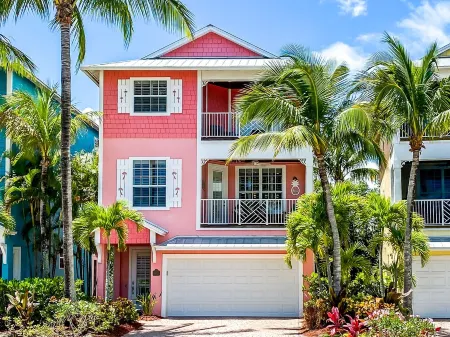 Luxury Key West feel steps from Historic downtown Stuart, minutes from the beach Отели рядом с достопримечательностью «Island Root Kava Bar»