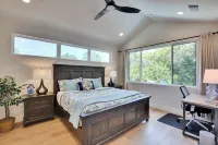 LUXE Spacious Downtown Retreat; SwimSpa; BBQ&FreeParking; Steps2 Moody&UT&6th St