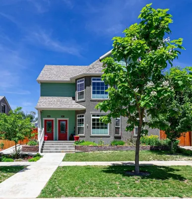 Best Downtown Getaway 4 blocks from main street food bars and shopping