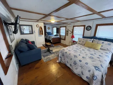 Best Texas Fishing, Waterfront with a Swimming Pool and Pet Friendly