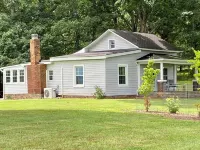 Entire home, quiet pastoral setting, 2 miles from Liberty University Campus 林奇堡住宿飯店