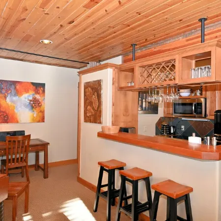 Casa Big Sky - Two Bed Apt in Large Private Home on Groomed Ski Trail