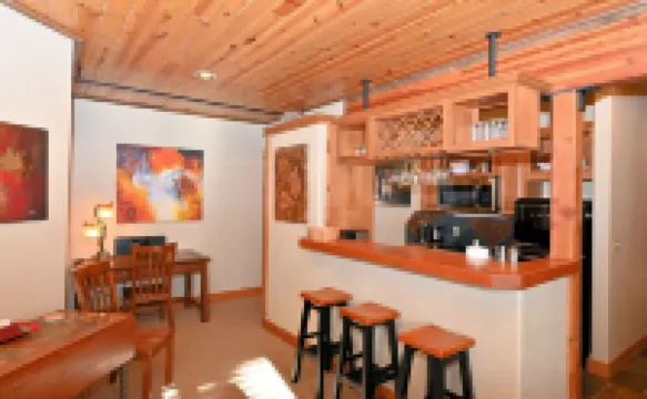 Casa Big Sky - Two Bed Apt in Large Private Home on Groomed Ski Trail