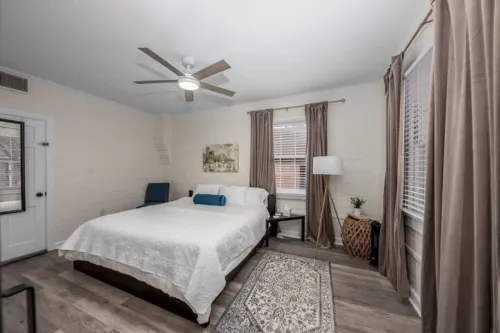 Lovely 1 BR with King bed Apt 3