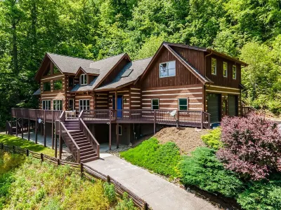 Black Mountain Retreat: Newly Renovated Luxury, Game Room, VIEWS, Hot Tub Hotels near Ridgecrest Conference Center