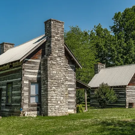 Remodeled Cabin, with creek, super close to Nashville