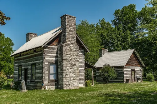 Remodeled Cabin, with creek, super close to Nashville