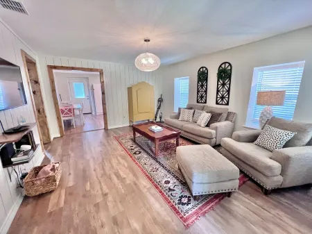 2-Bedroom with KING Bed Near Downtown Weatherford