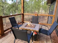 New 5 Bed 4 Bath Cabin, Fire Pit, Hot Tub, Arcade Games & All Paved Roads Hoteles en South Lawrence