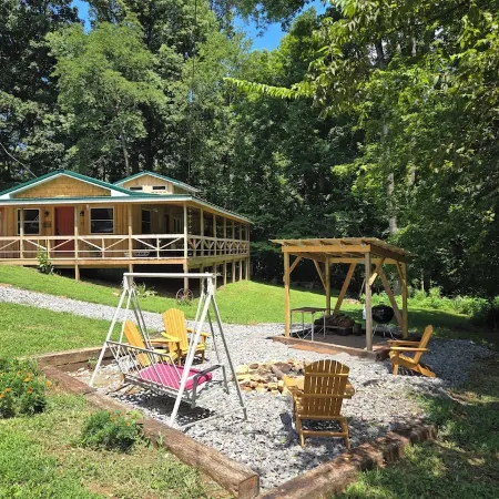 Cozy lake house w/ spacious deck, BBQ/fire pit. Boat ramp1 mi away Pet friendly!