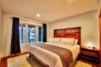 Newer Home - NW Modern w/ Hot Tub near Rosario