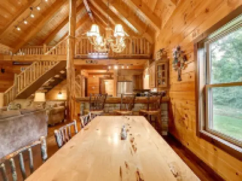 Almost Heaven Cabin at Trickle Creek in Hocking Hills 馬裏恩酒店