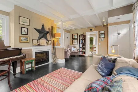 NEW 2BR Historic Marblehead Home+Minutes to Beach Отели в г. Марблхед