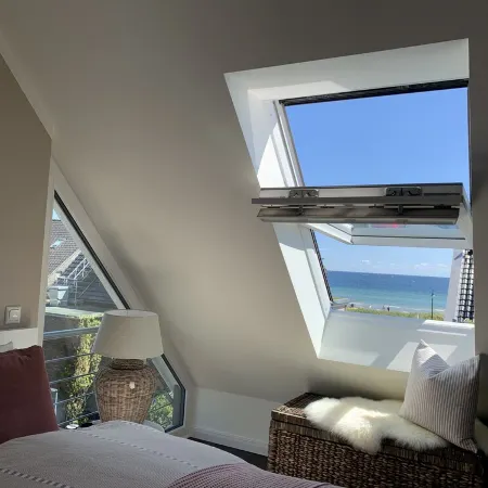 Apartment with sea view, 30 meters to the beach