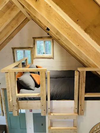 Treehouse With Hot Tub Close to Sunday River!