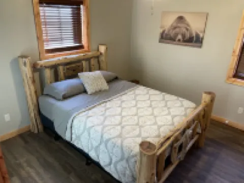 Brand new cabin in the woods with hot tub  1/2 mile from Starview Winery Hotels in Union County