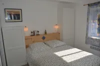 Small fisherman's cottage with enclosed garden 800 m from sandy beaches Hotels in Kerlouan