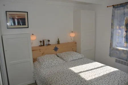 Small fisherman's cottage with enclosed garden 800 m from sandy beaches