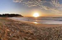 Sandy Bottom self-contained  unit - Hear the waves while you sleep. Hotels in Broulee