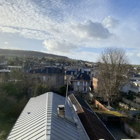Large elegant apartment in the heart of Epernay. Quiet top floor with lovely view.