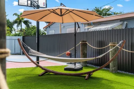 Fun Retreat: 6BR Pool, Games, Jacuzzi, BBQ & More