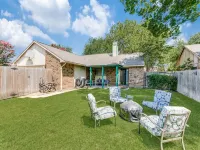 Escape to Olivia's Hideaway in Allen! Close drive to shop and Eat