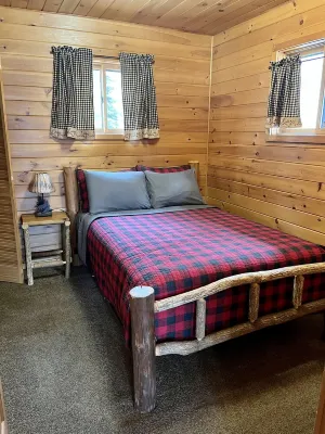 EAGLE LODGE - River Retreat - amazing views of the East Fork of the Chippewa Rvr