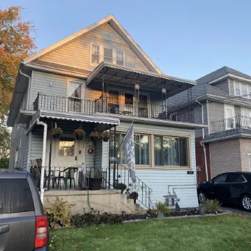 420 Friendly 3 bedroom upstairs apartment. Street parking. Covered porch