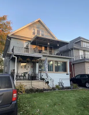 420 Friendly 3 bedroom upstairs apartment. Street parking. Covered porch